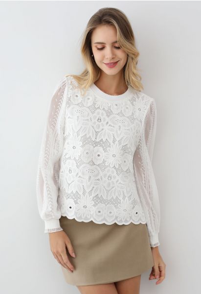 Blusa con mangas transparentes bordadas con encaje floral en color blanco