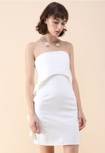 Vestido sin tirantes con volantes y elegancia simplificada en blanco