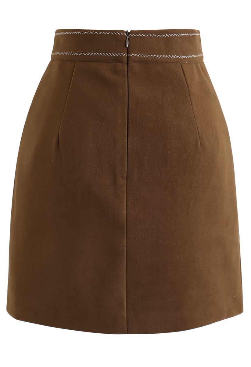 Minifalda con botones y bolsillos en contraste en marrón