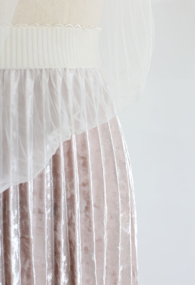 Falda asimétrica de terciopelo con dobladillo de encaje en blanco