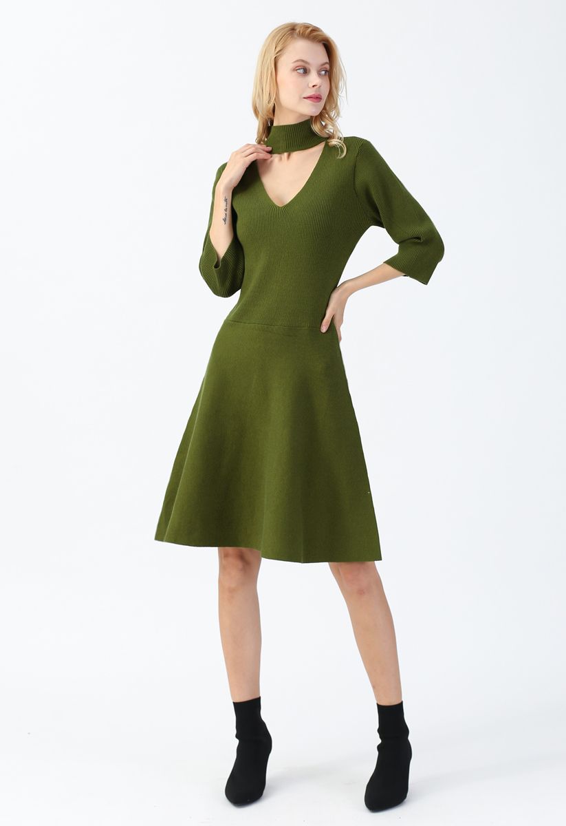 Vestido midi de punto acanalado con recorte en forma de V en verde oliva