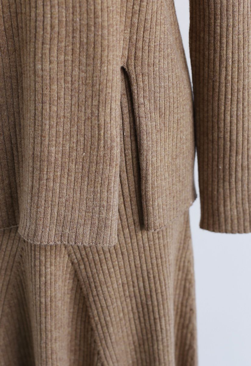 Conjunto de suéter y falda de punto acanalado con abertura lateral en caramelo