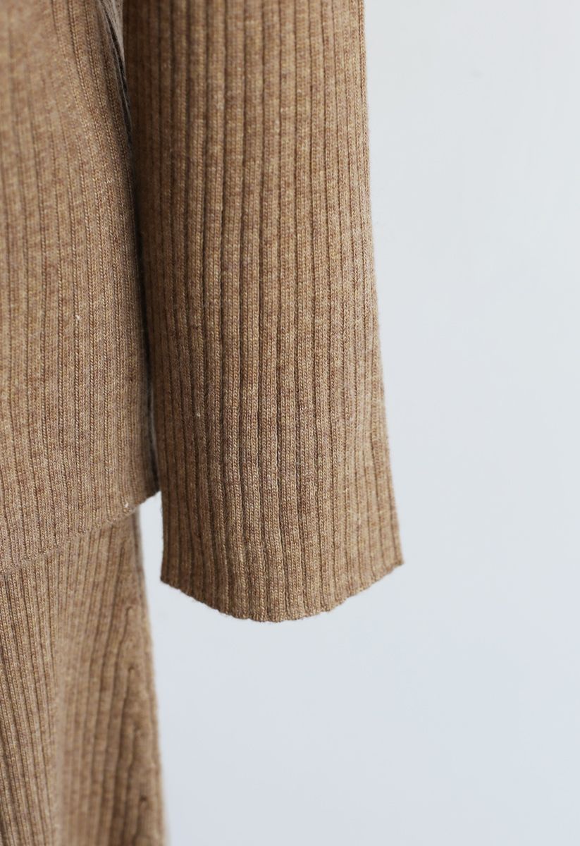 Conjunto de suéter y falda de punto acanalado con abertura lateral en caramelo