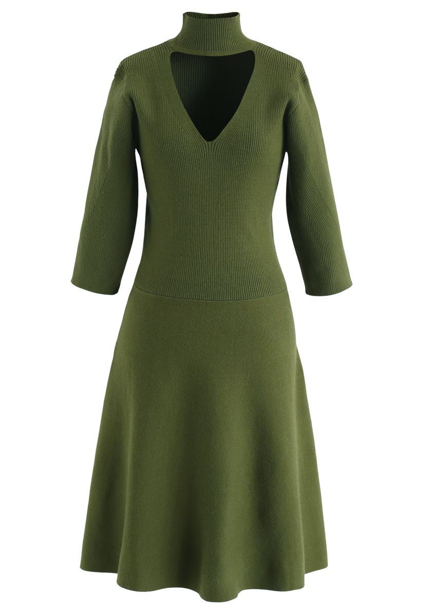 Vestido midi de punto acanalado con recorte en forma de V en verde oliva