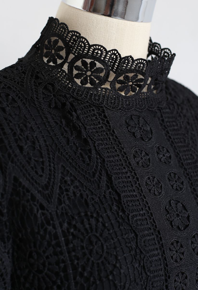 Vestido de volantes con cinturón de crochet floral completo en negro