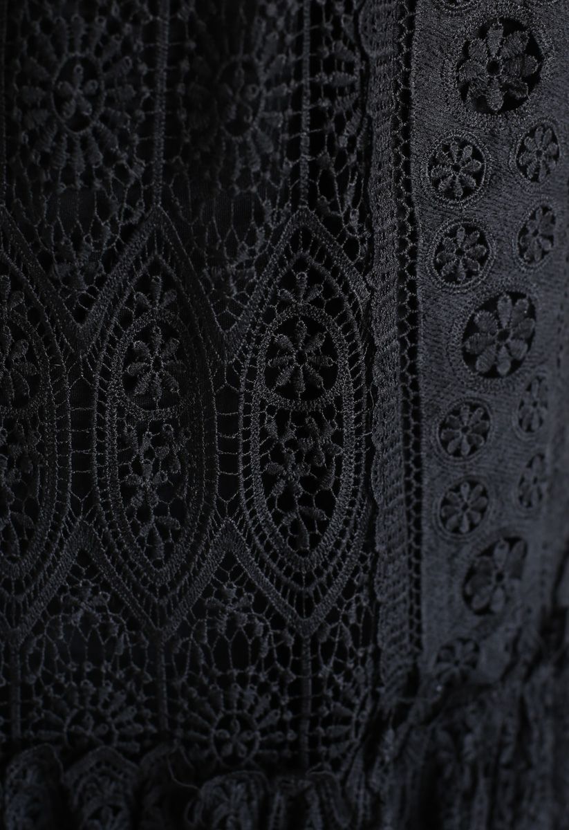Vestido de volantes con cinturón de crochet floral completo en negro