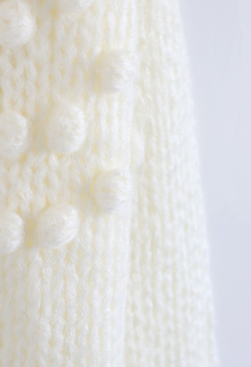 Suéter esponjoso con ribete de pompones tejido a mano en blanco