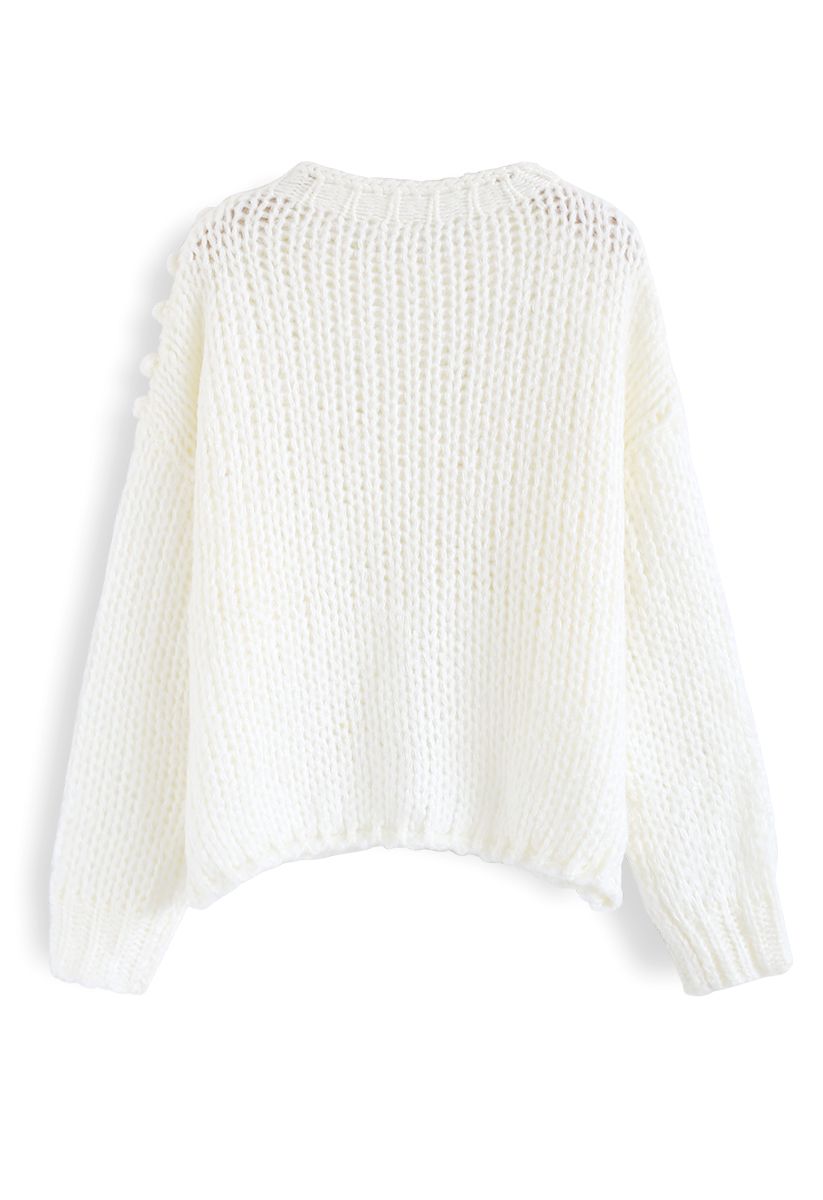 Suéter esponjoso con ribete de pompones tejido a mano en blanco