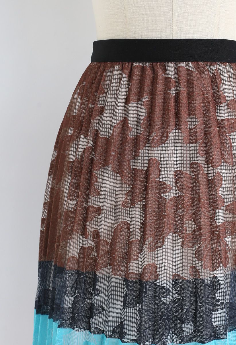 Falda midi plisada de malla floral con bloques de color en caramelo