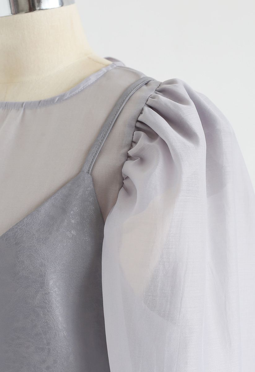 Conjunto de top semitransparente con mangas abullonadas y vestido camisola de piel sintética en gris