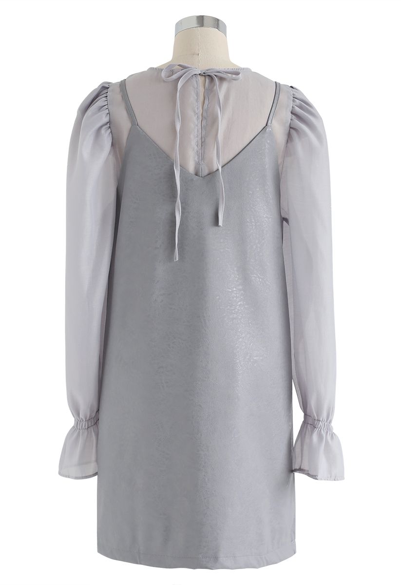 Conjunto de top semitransparente con mangas abullonadas y vestido camisola de piel sintética en gris