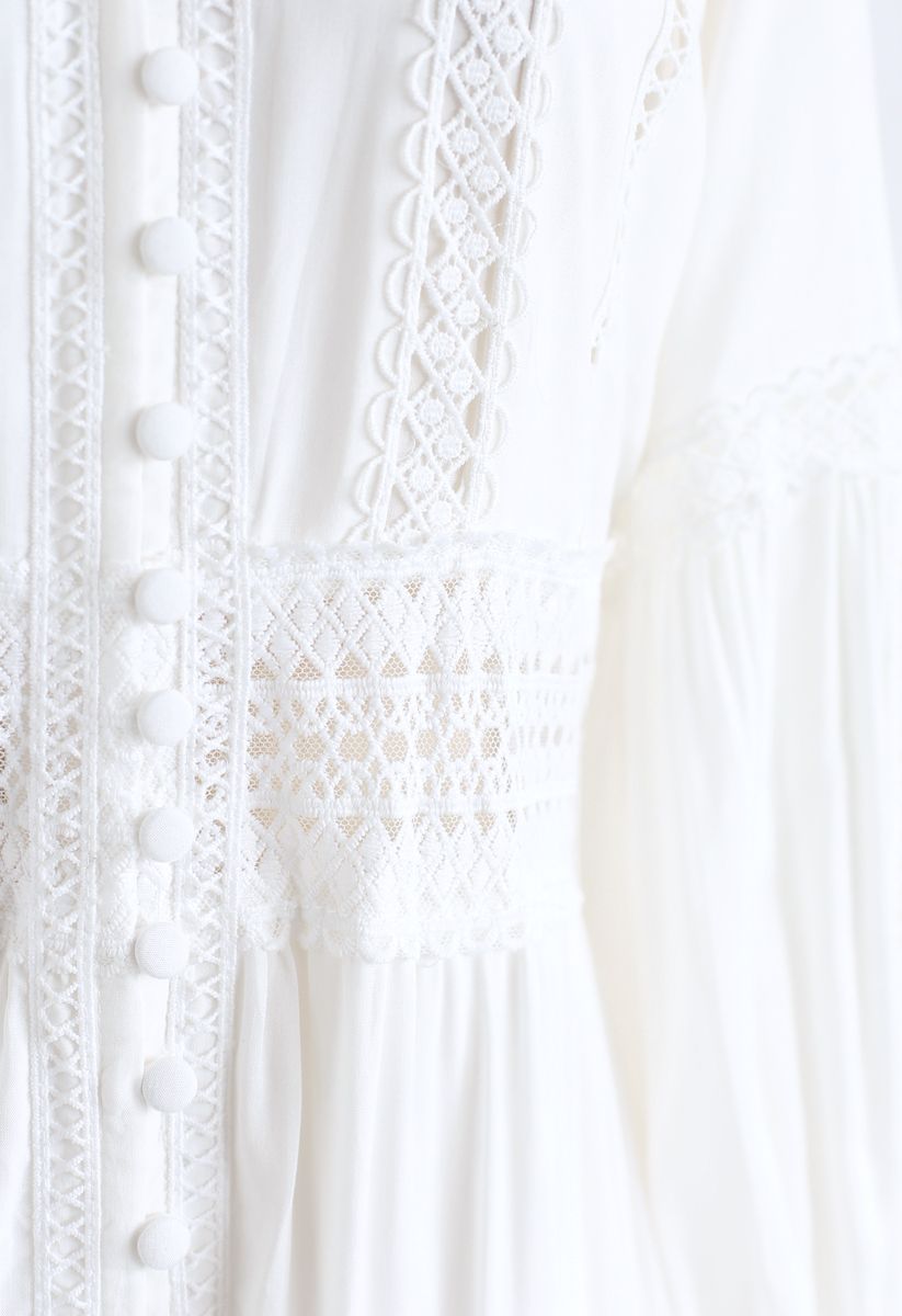 Vestido maxi bohemio con bordado de crochet y botones en blanco