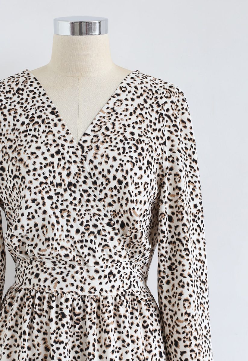 Vestido largo con cuello en V y estampado de leopardo fluido en marfil
