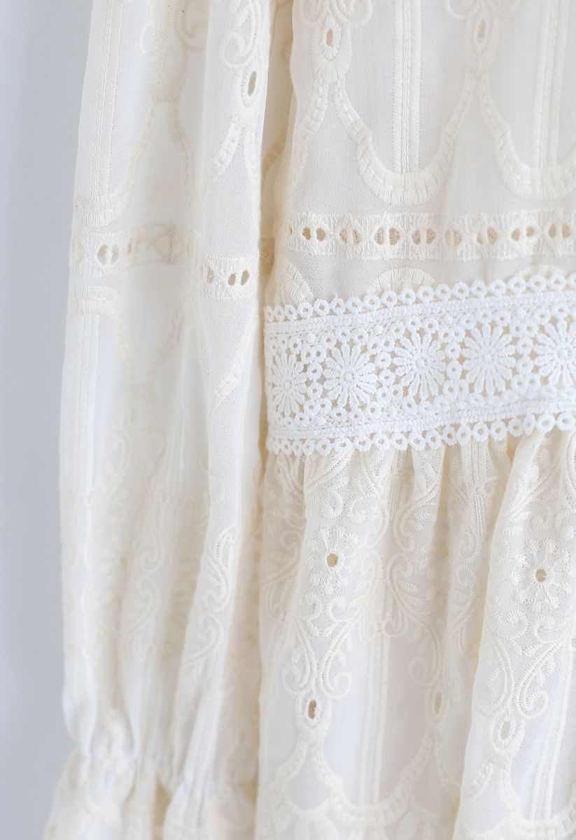 Camisola semitransparente con bordado completo en color crema