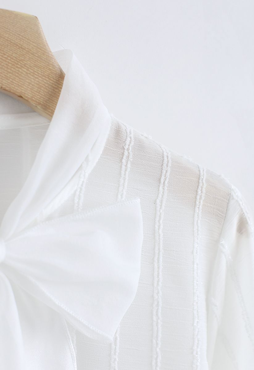 Camisa con mangas de cuello con lazo de malla paralela en blanco