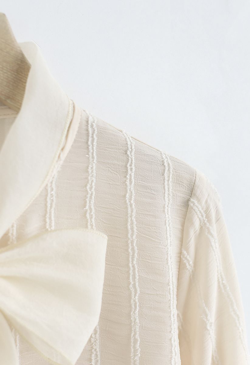 Camisa con mangas de cuello con lazo de malla paralela en color crema