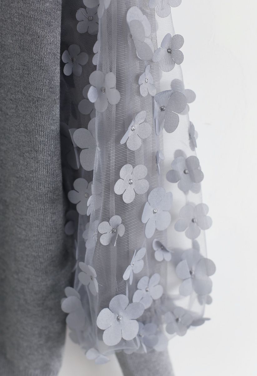 Top de punto con mangas de malla y flores en 3D en gris