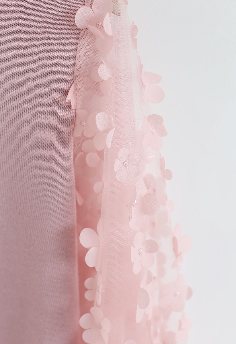 Top de punto con mangas de malla y flores en 3D en rosa