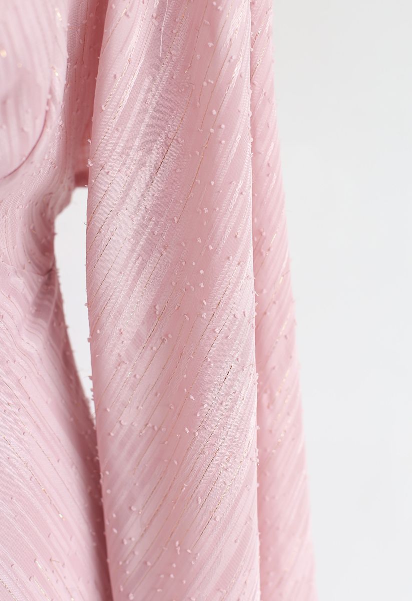 Vestido midi con mangas abullonadas y líneas inclinadas en rosa