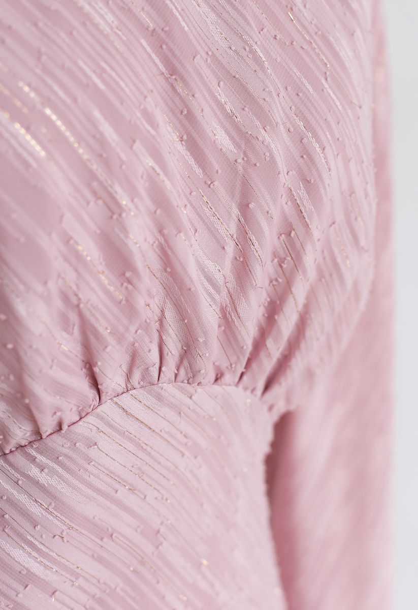 Vestido midi con mangas abullonadas y líneas inclinadas en rosa