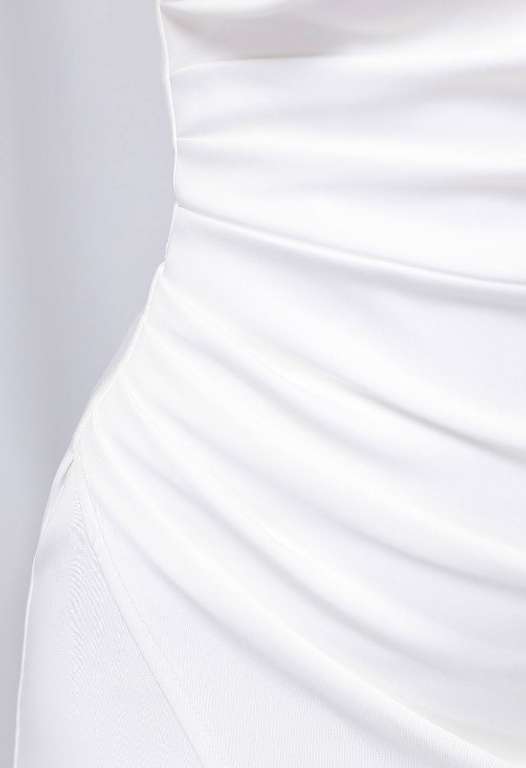 Vestido de una sola correa con abertura frontal en blanco