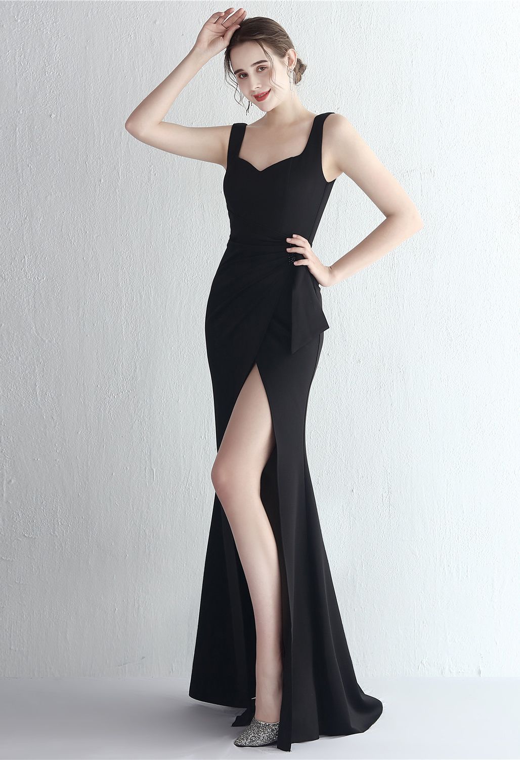 Vestido negro con abertura alta y cintura fruncida
