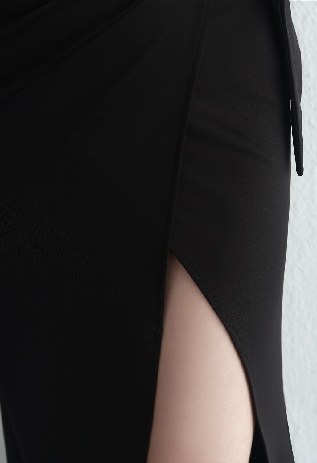 Vestido negro con abertura alta y cintura fruncida