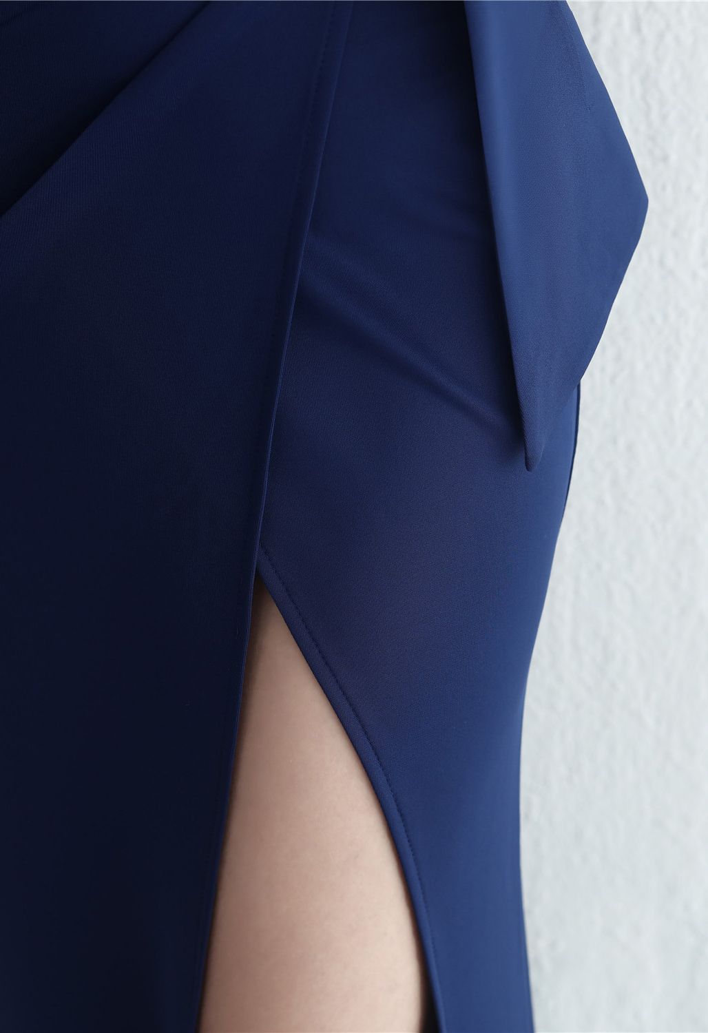 Vestido con abertura alta y cintura fruncida en azul marino