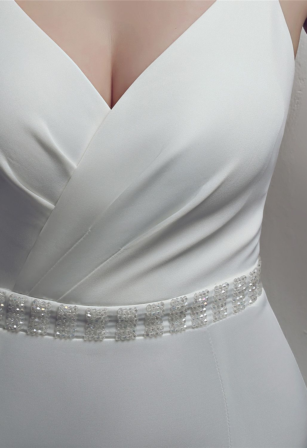 Vestido de tirantes con espalda abierta entrecruzada en la cintura con pedrería en blanco