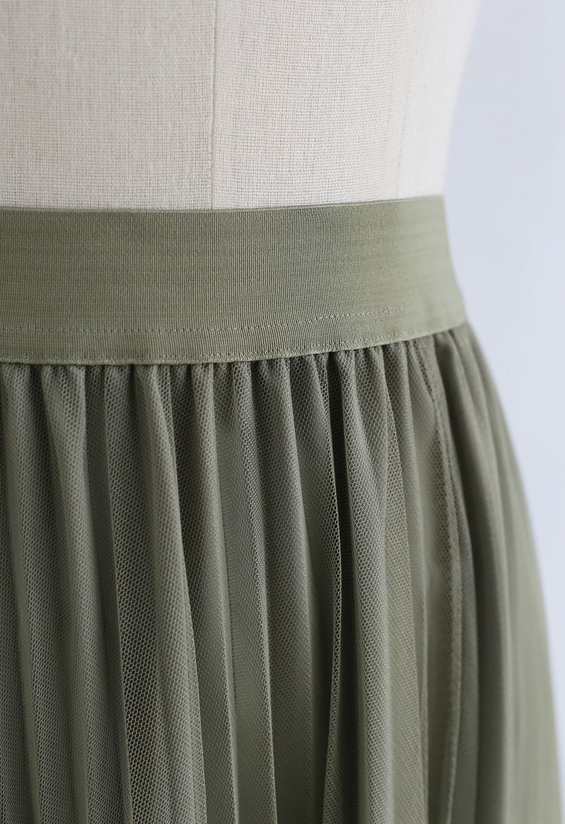 Falda midi plisada con dobladillo asimétrico de malla en verde oliva