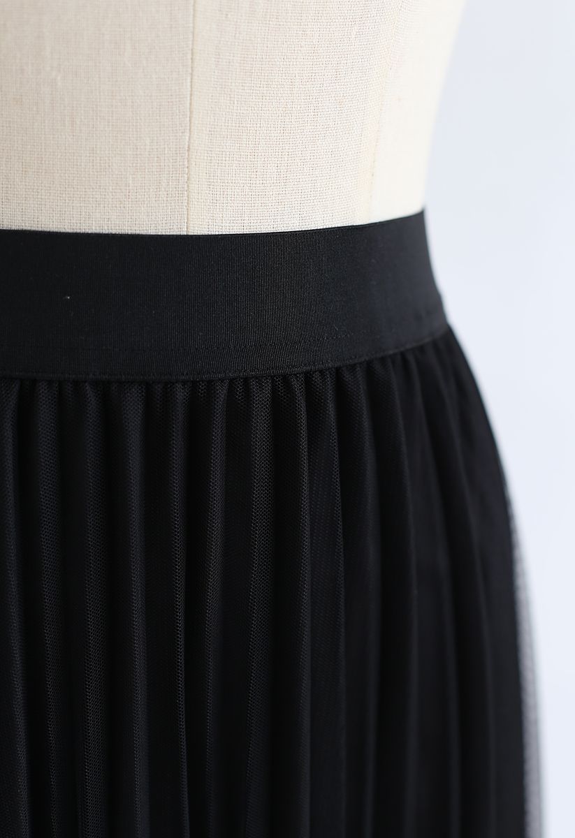 Falda midi plisada con dobladillo asimétrico de malla en negro