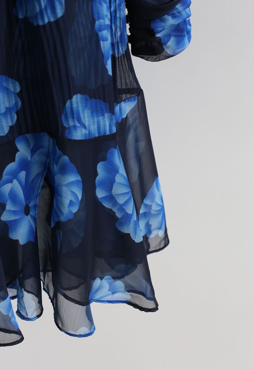 Vestido de chifón plisado con mangas transparentes florales en azul