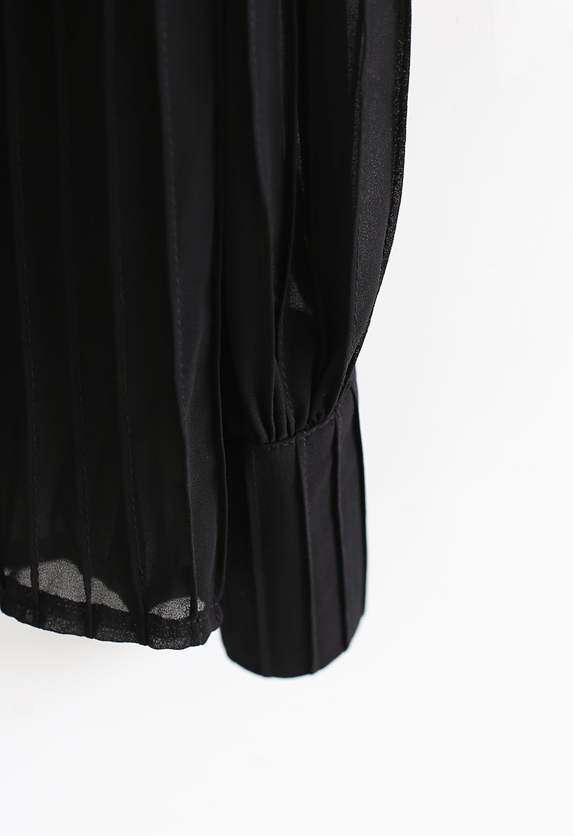 Top transparente plisado con broche de encaje de cristal en negro