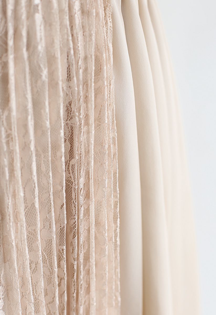 Falda plisada con bajo asimétrico y empalme de encaje en color crema
