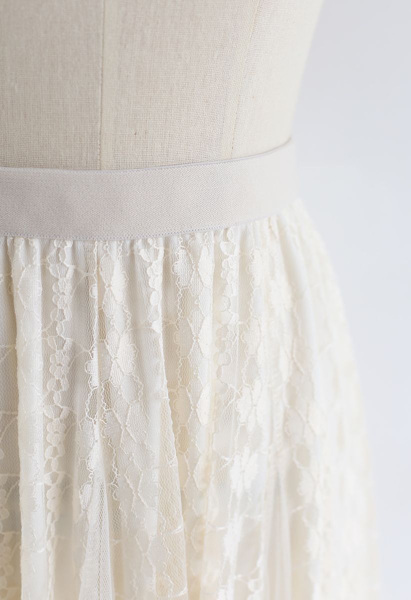 Falda asimétrica de malla plisada de encaje en color crema