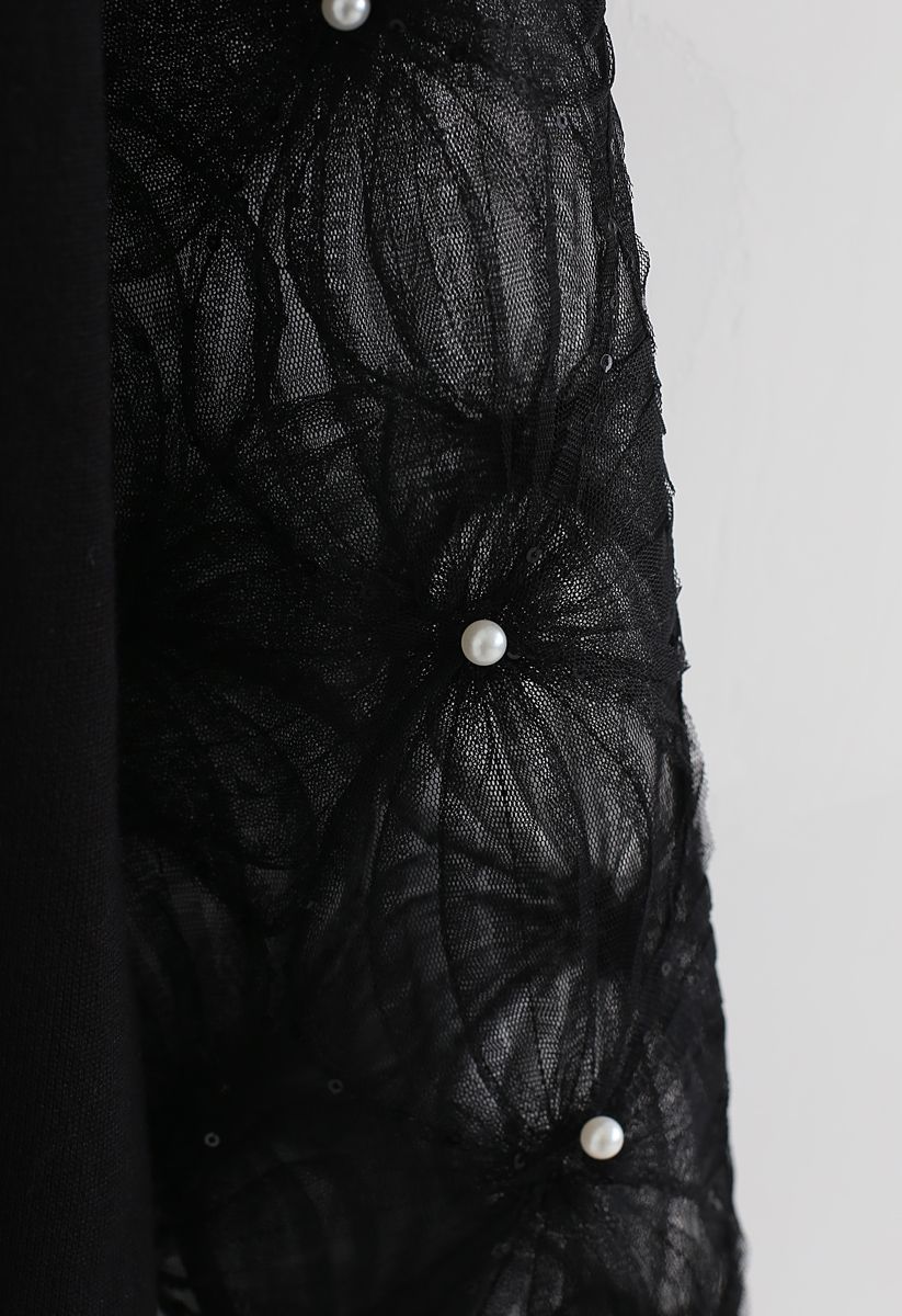 Top de punto con mangas de malla y ribete de perlas y lentejuelas en negro