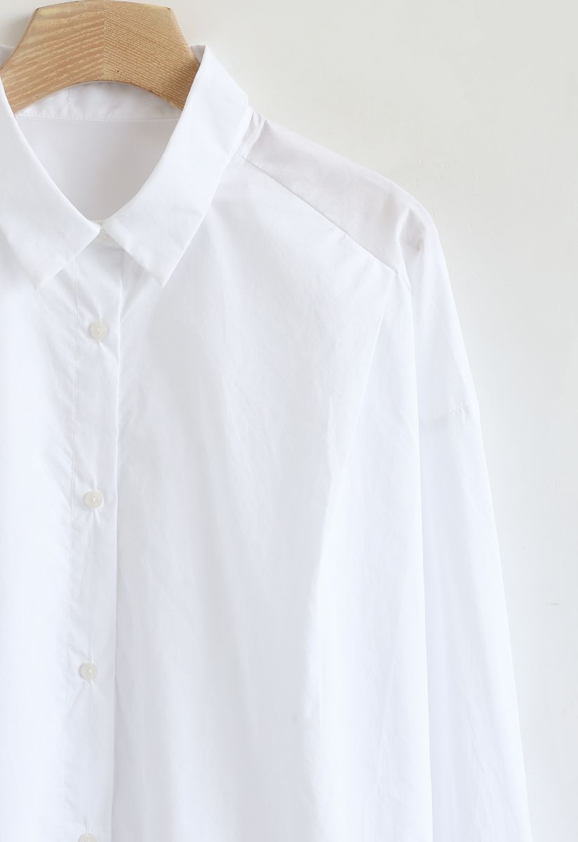 Camisa corta con mangas abotonadas en blanco