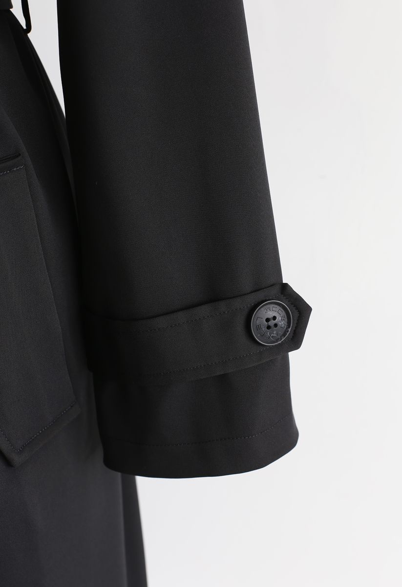 Abrigo con cinturón y bolsillos delanteros abiertos en negro