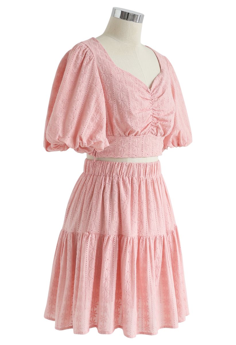 Conjunto de falda y top corto con bordado floral y mangas abullonadas en color melocotón