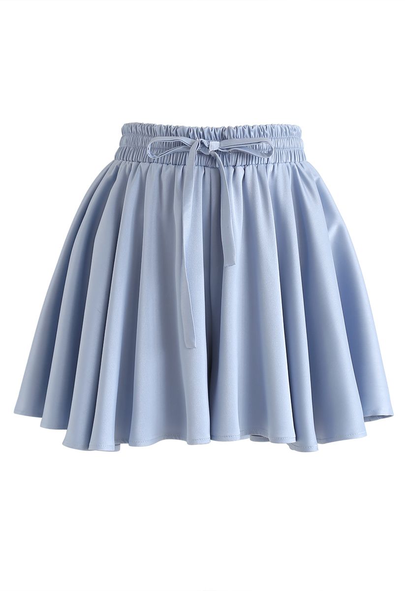 Conjunto de blusa y falda pantalón de satén con mangas abullonadas en azul