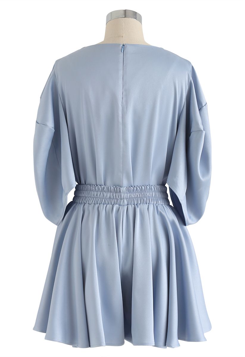 Conjunto de blusa y falda pantalón de satén con mangas abullonadas en azul