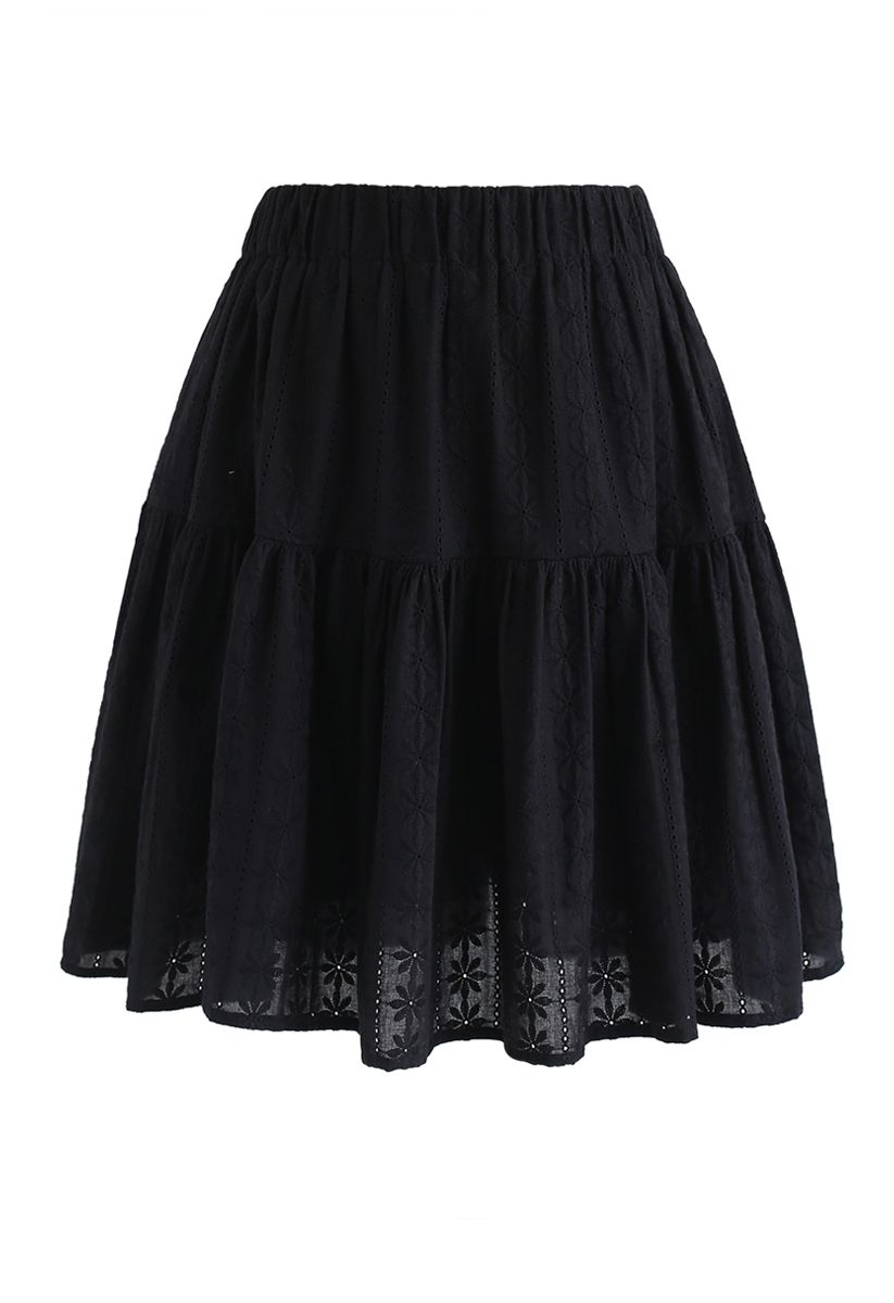 Conjunto de top corto y falda con bordado floral de escote corazón en negro