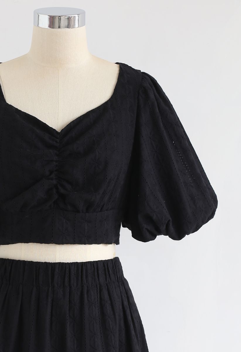 Conjunto de top corto y falda con bordado floral de escote corazón en negro