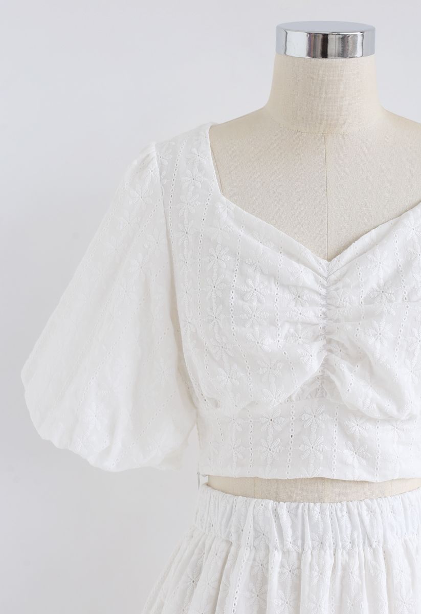 Conjunto de falda y top corto con bordado floral y mangas abullonadas en blanco