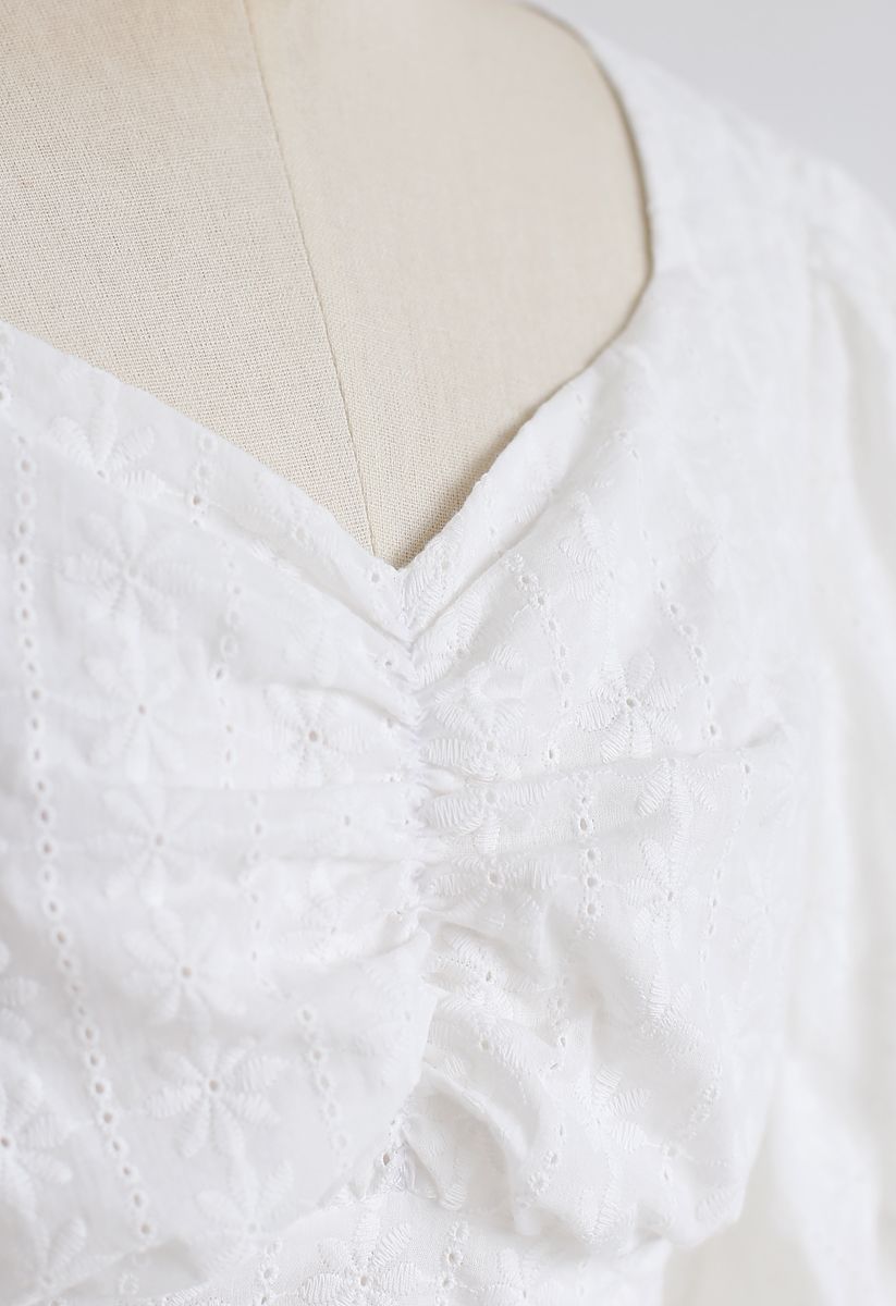 Conjunto de falda y top corto con bordado floral y mangas abullonadas en blanco