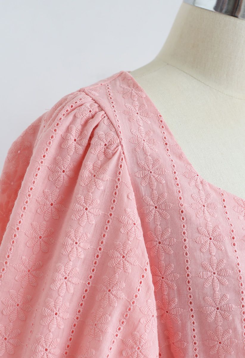 Conjunto de falda y top corto con bordado floral y mangas abullonadas en color melocotón