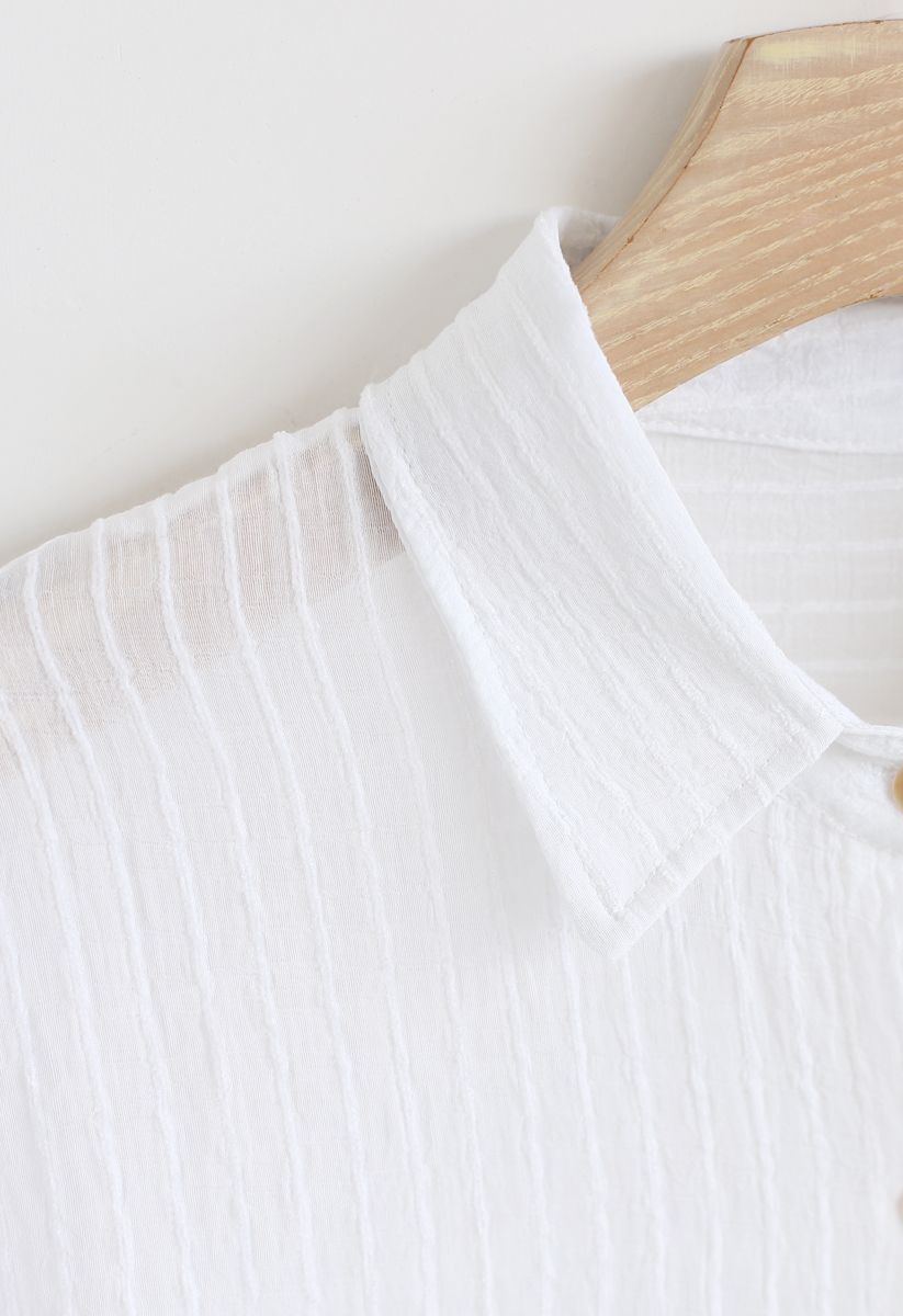 Camisa con mangas abotonadas y textura a rayas en blanco