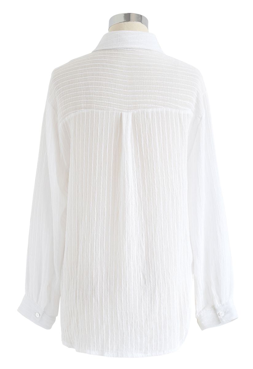 Camisa con mangas abotonadas y textura a rayas en blanco