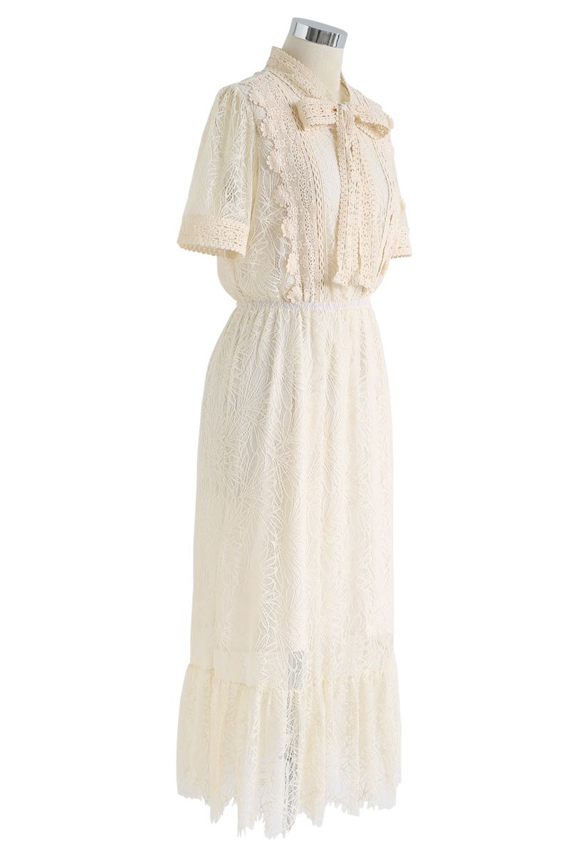 Vestido de encaje con ribete de croché y lazo en color crema