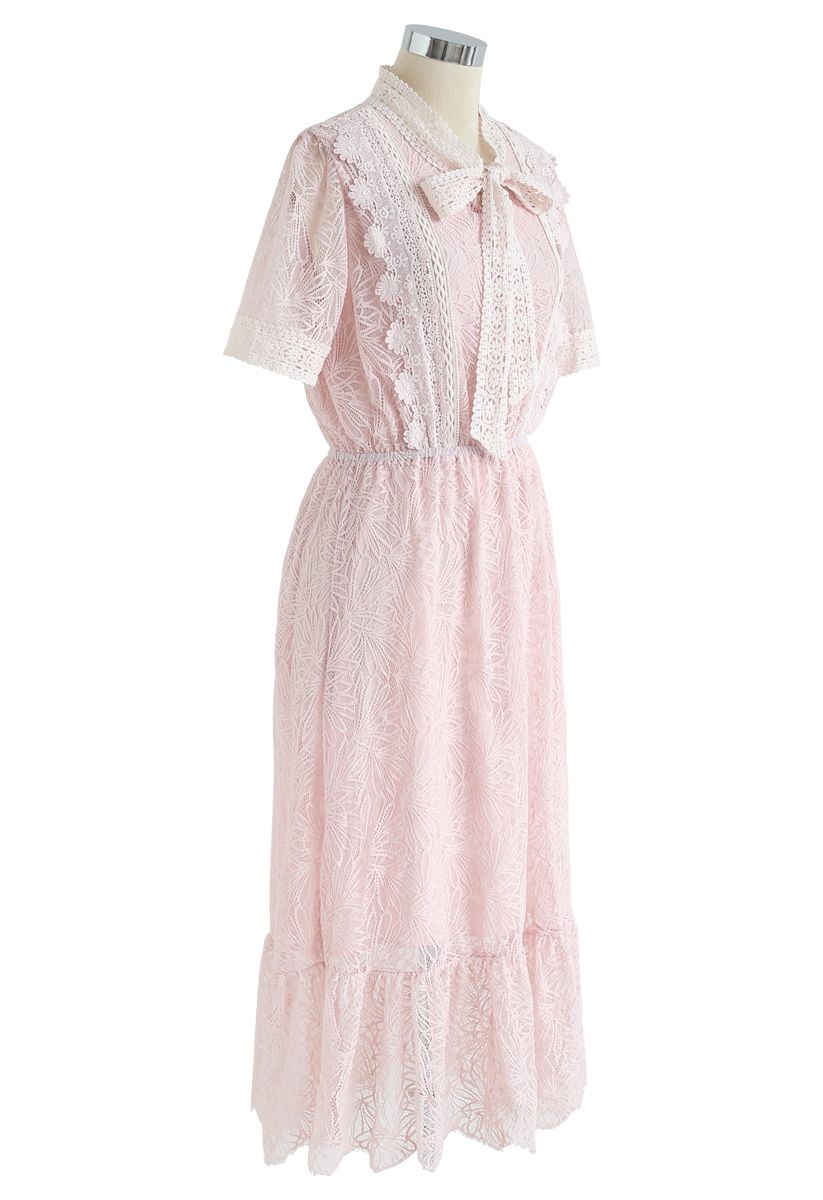 Vestido de encaje con ribete de croché y lazo en rosa